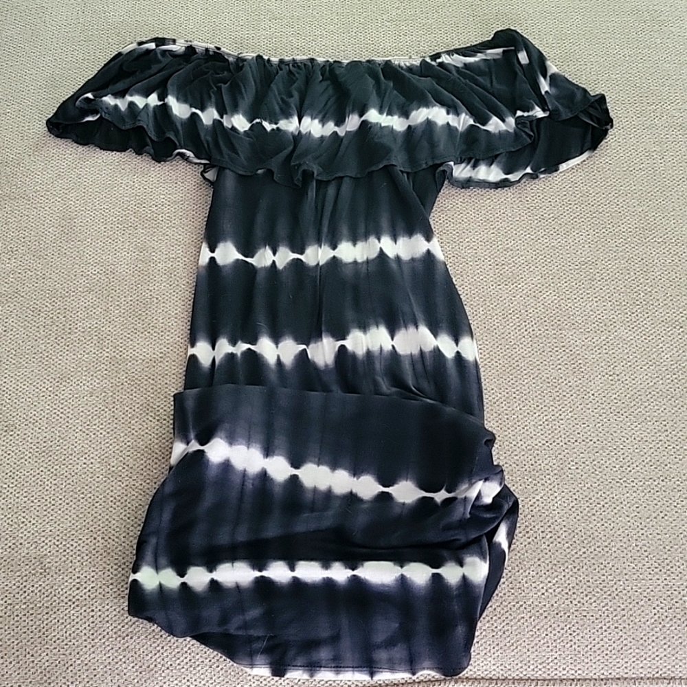 I wear a large but I can't find a size on this. Cute boho off the shoulder